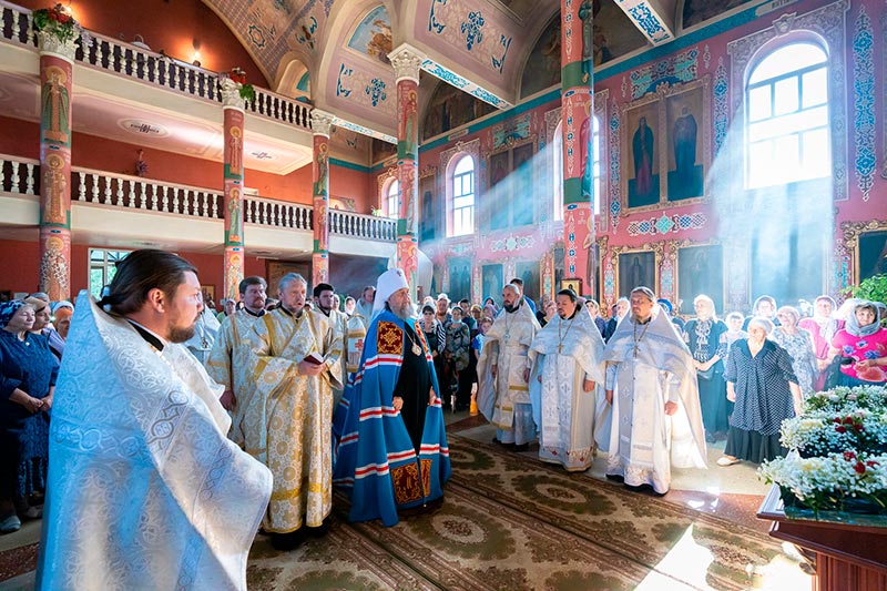Глава Казахстанского Митрополичьего округа совершил воскресную Литургию в Успенском соборе города Тараза