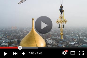 На центральный купол строящегося храма в честь Собора Пресвятой Богородицы установлен крест (ВИДЕО)