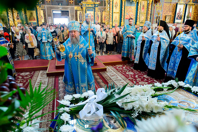 В канун праздника Успения Божией Матери митрополит Александр совершил всенощное бдение в главном храме Казахстана