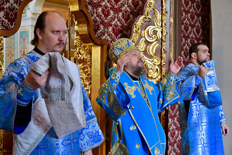 Служение викариев Астанайской епархии в праздник Похвалы Божией Матери и неделю 5-ю Великого поста