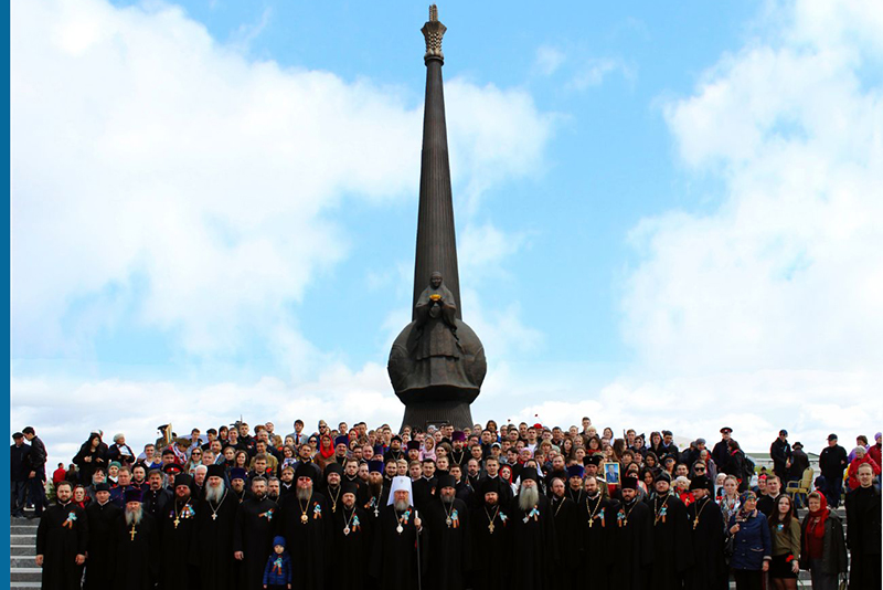 Глава Казахстанского Митрополичьего округа и участники VII Съезда православной молодежи возложили венок к Мемориалу «Родина – Мать» в Астане