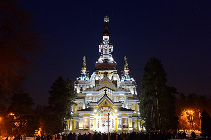 Митрополит Александр и аким города Алма-Аты произвели запуск системы ночной подсветки Вознесенского собора Южной столицы