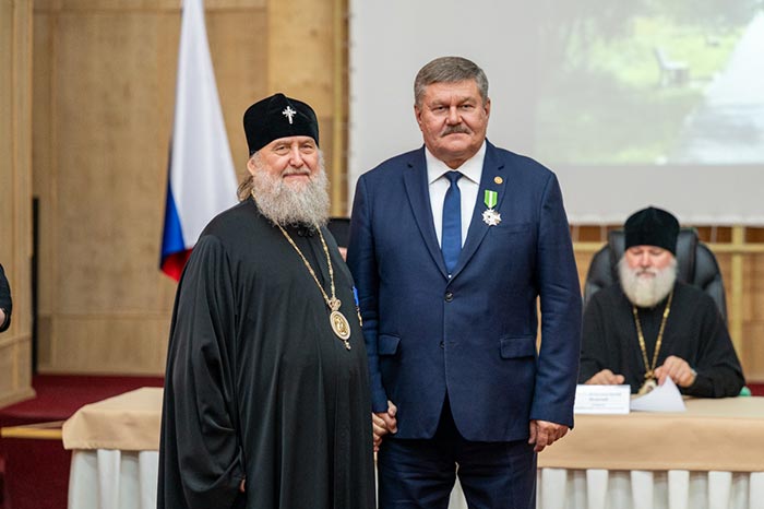 Состоялась встреча митрополита Александра и делегации, сопровождающей мощи святителя Спиридона, с главой администрации города Байконур К.Д. Бусыгиным