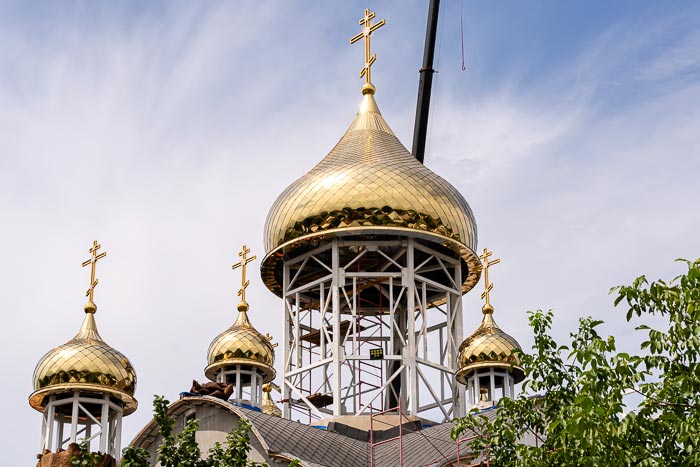 Митрополит Александр совершил освящение купольных крестов строящегося Космо-Дамиановского храма Алма-Аты