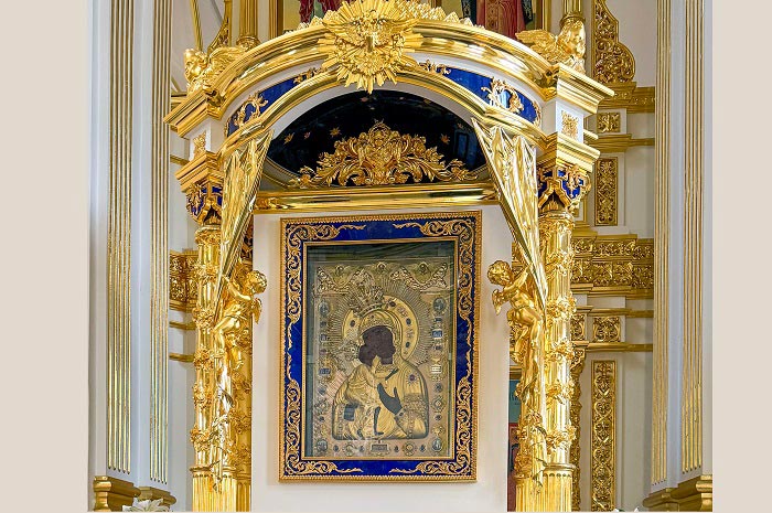 Митрополит Александр совершил молебен перед чудотворной Феодоровской иконой Пресвятой Богородицы