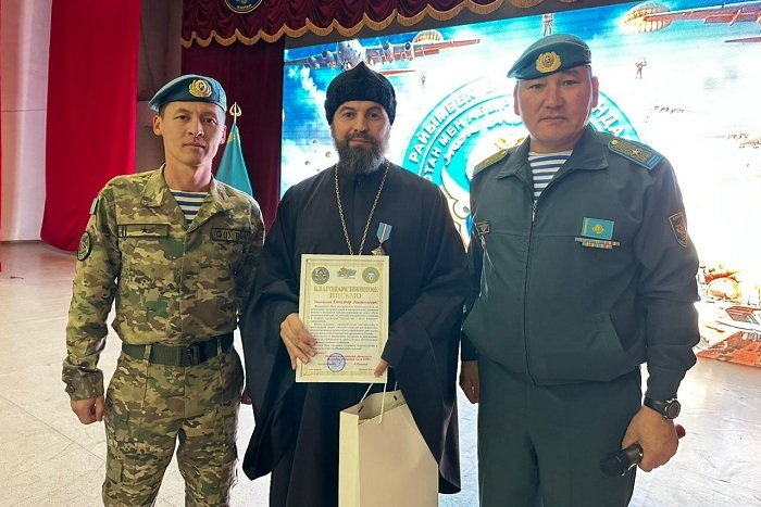 Руководитель отдела Казахстанского Митрополичьего округа по связям с общественностью протоиерей Александр Суворов встретился с военнослужащими десантно-штурмовых войск Республики Казахстан