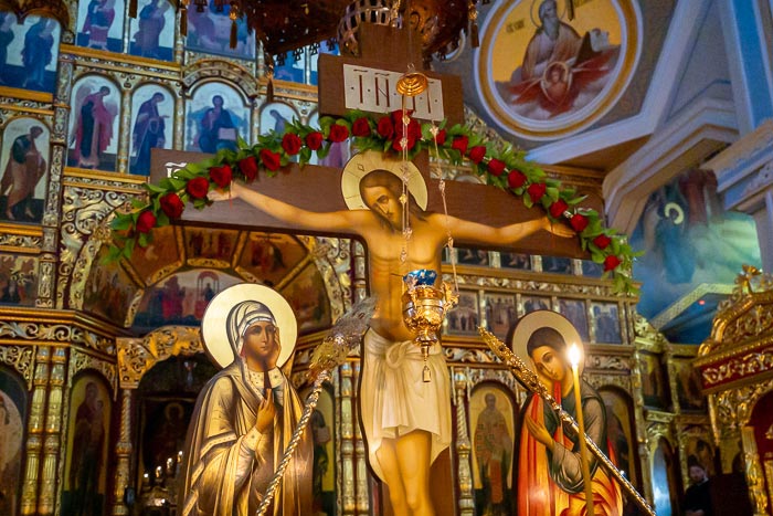 Глава Митрополичьего округа совершил утреню с Последованием святых Страстей Господа Иисуса Христа в Вознесенском соборе Южной столицы