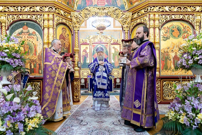 В Великий четверг – день установления таинства Евхаристии – митрополит Александр совершил Литургию в главном храме Алма-Аты