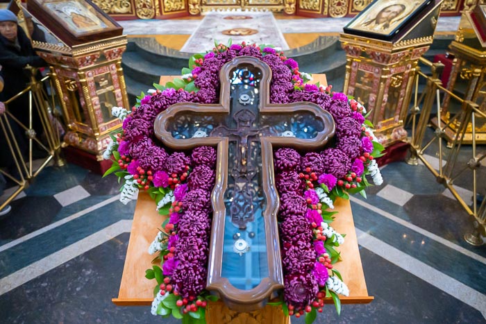 Крестопоклонное воскресенье Великого поста. Глава Митрополичьего округа совершил Литургию в Вознесенском соборе Алма-Аты 