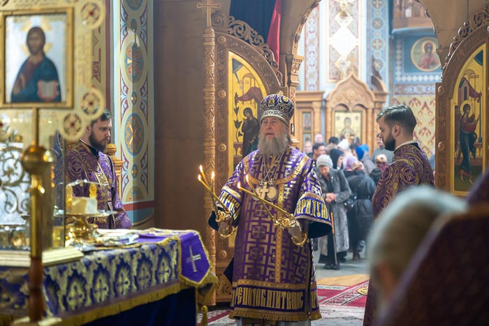 В праздник Иверской иконы Божией Матери митрополит Александр совершил Литургию в Иверско-Серафимовском монастыре, отмечающем престольный праздник