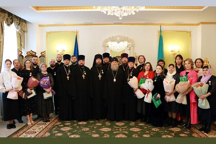 Митрополит Александр удостоил церковных наград клириков и сотрудников Астанайского благочиния