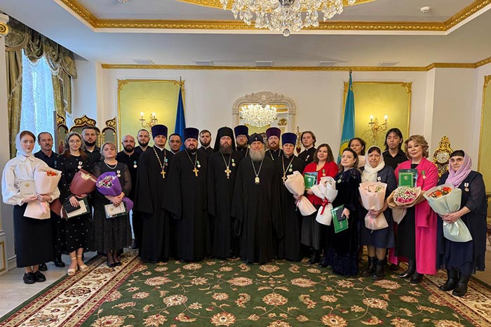 Митрополит Александр удостоил церковных наград клириков и сотрудников Астанайского благочиния