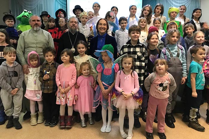 Детская воскресная школа Владимирского храма Алма-Аты представила спектакль «Дюймовочка»