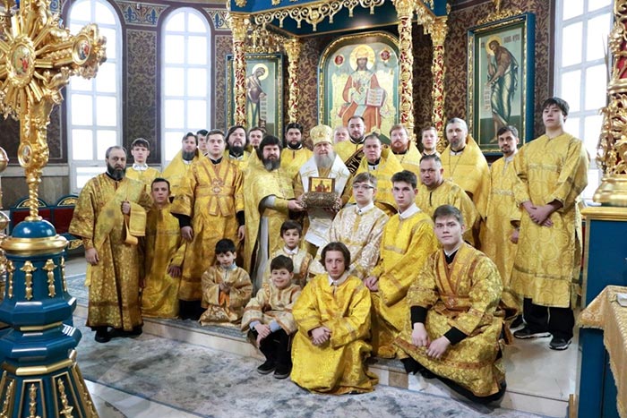 В воскресный день митрополит Александр совершил Божественную Литургию в Успенском кафедральном соборе Астаны