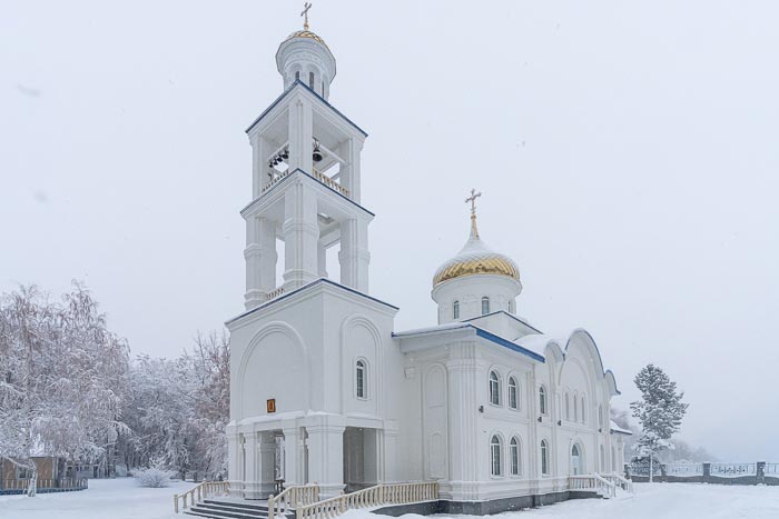 Митрополит Александр совершил чин великого освящения новопостроенного храма в честь Рождества Пресвятой Богородицы села Маловодное 