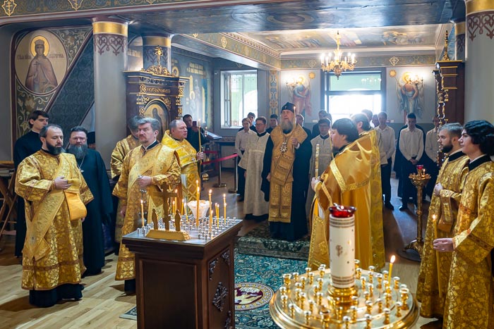 Глава Митрополичьего округа совершил панихиду по новопреставленному настоятелю Космо-Дамиановского храма Южной столицы протоиерею Георгию Чистякову
