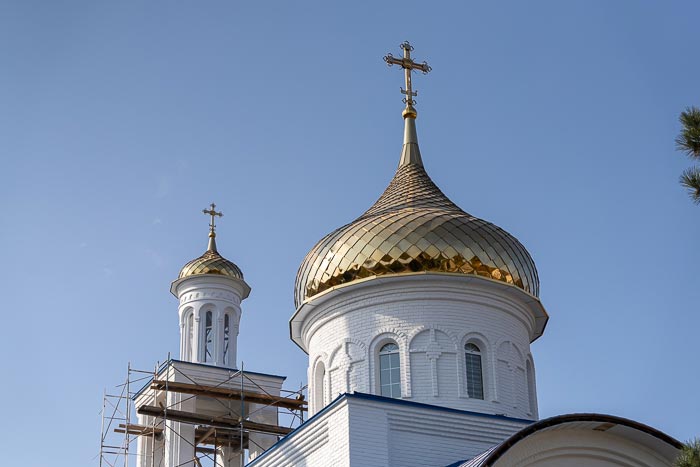 На новопостроенный храм в честь Рождества Божией Матери в селе Маловодное установлены кресты