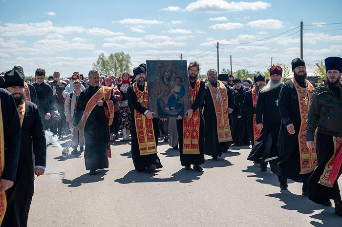 В восстанавливаемый Иверско-Петропавловский монастырь Костанайской епархии крестным ходом принесена Иверская икона Божией Матери