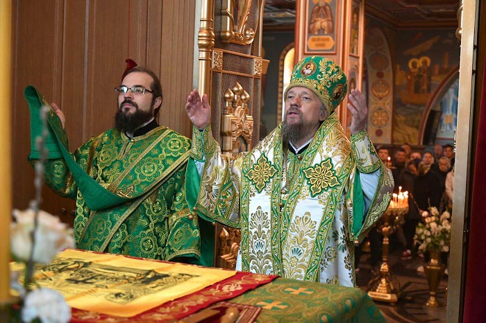Служение викариев Астанайской епархии в праздник Входа Господня в Иерусалим
