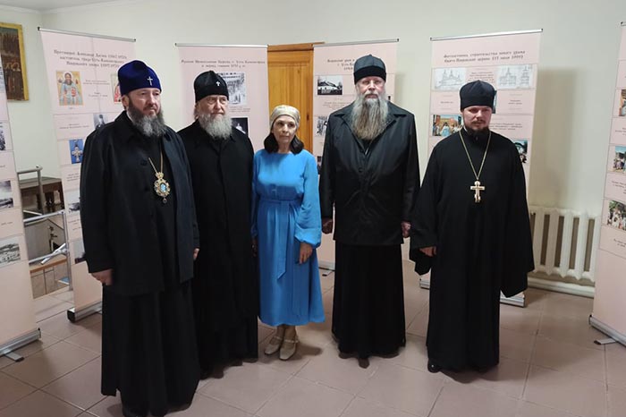 Митрополит Александр посетил Покровский храм Усть-Каменогорска, отмечающий 20-летие возрождения богослужебной жизни