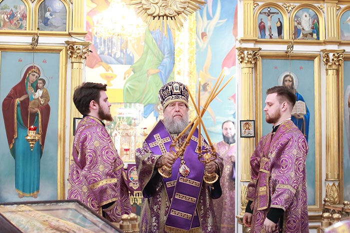 В предпразднство Благовещения Пресвятой Богородицы митрополит Александр совершил Литургию в Константино-Еленинском соборе Астаны