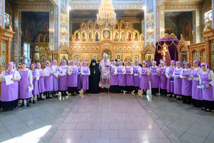 Митрополит Александр совершил чин благословения участниц новообразованного сестричества милосердия Иверско-Серафимовской обители Южной столицы