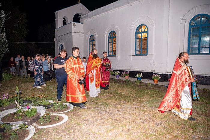В Костанайской епархии совершены ночная Литургия и крестный ход в память Царственных страстотерпцев 