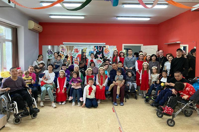Представители Алма-Атинской епархии поздравили членов Ассоциации родителей детей-инвалидов с праздником Пасхи