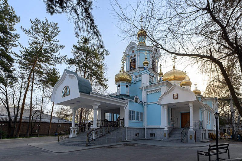 Глава Казахстанского Митрополичьего округа совершил Литургию Преждеосвященных Даров в Казанском соборе Южной столицы