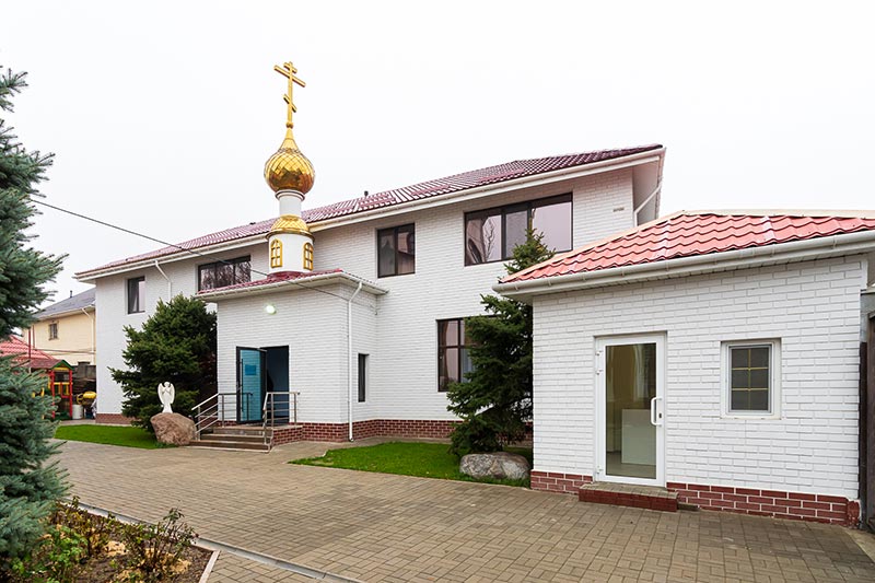 Глава Казахстанского Митрополичьего округа освятил новопостроенное здание воскресной школы в поселке Гульдала 