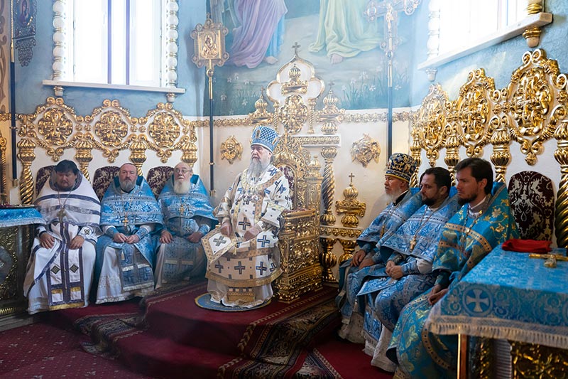 В праздник Почаевской иконы Божией Матери митрополит Александр совершил Литургию в Никольском соборе Алма-Аты