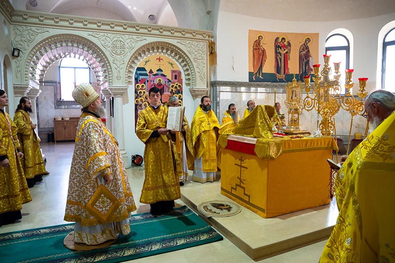 В неделю 3-ю по Пятидесятнице митрополит Александр совершил Литургию в храме в честь Собора Пресвятой Богородицы