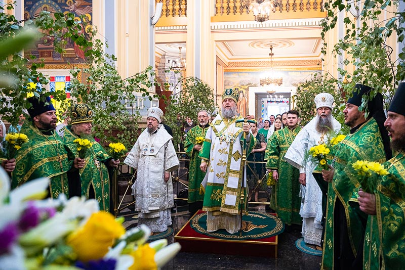 В канун праздника Пресвятой Троицы митрополит Александр совершил всенощное бдение в Вознесенском соборе Южной столицы