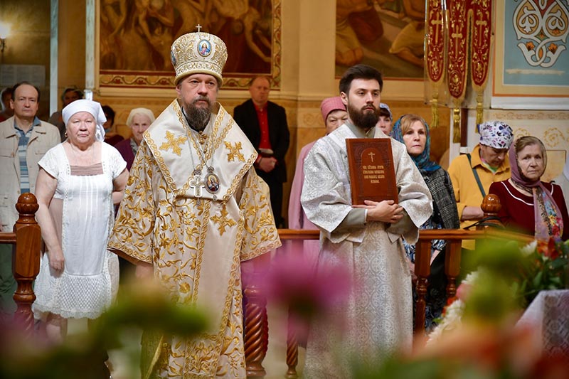 Епископ Каскеленский Геннадий совершил Литургию в Никольском соборе 