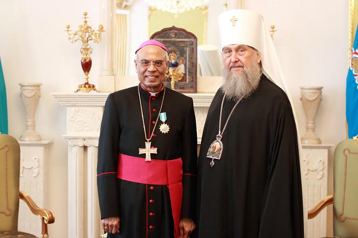 Посол Ватикана в Казахстане удостоен награды Казахстанского Митрополичьего округа