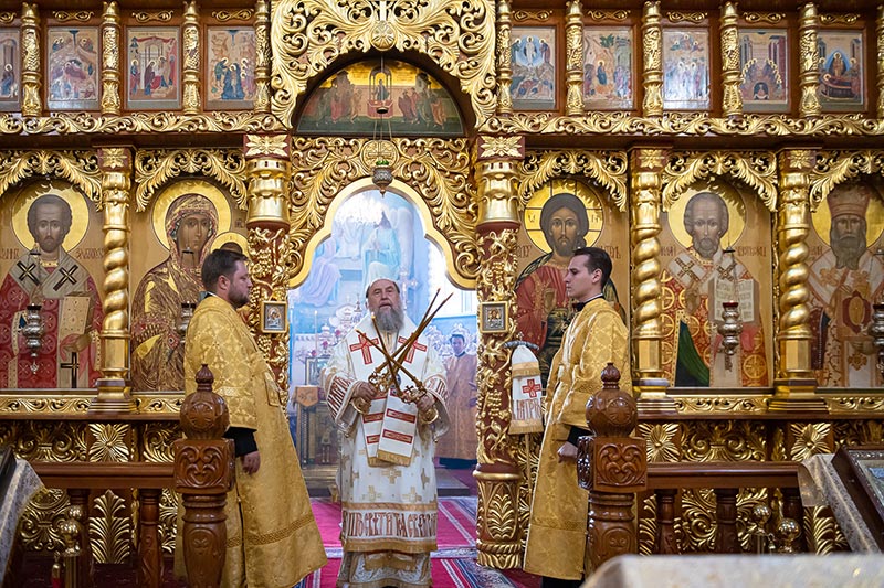 В неделю Всех русских святых митрополит Александр совершил Литургию в Никольском соборе Алма-Аты