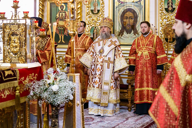 В праздник Воскресения Христова митрополит Александр совершил праздничную великую вечерню в Софийском соборе Алма-Аты