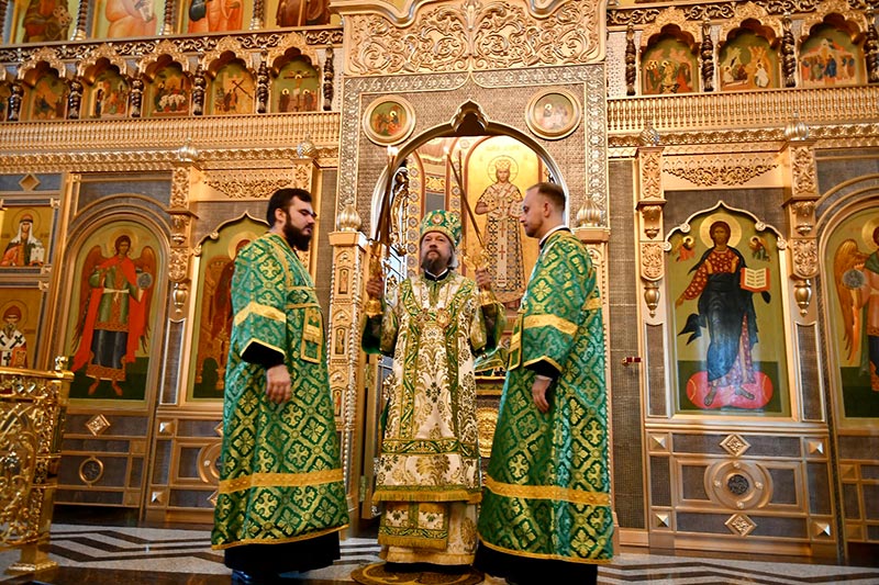 В Вербное воскресенье викарии Астанайской епархии совершили праздничные богослужения в храмах Южной столицы