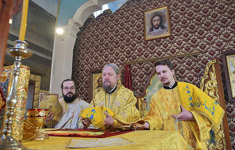 Епископ Геннадий совершил воскресную Литургию в Никольском соборе Алма-Аты