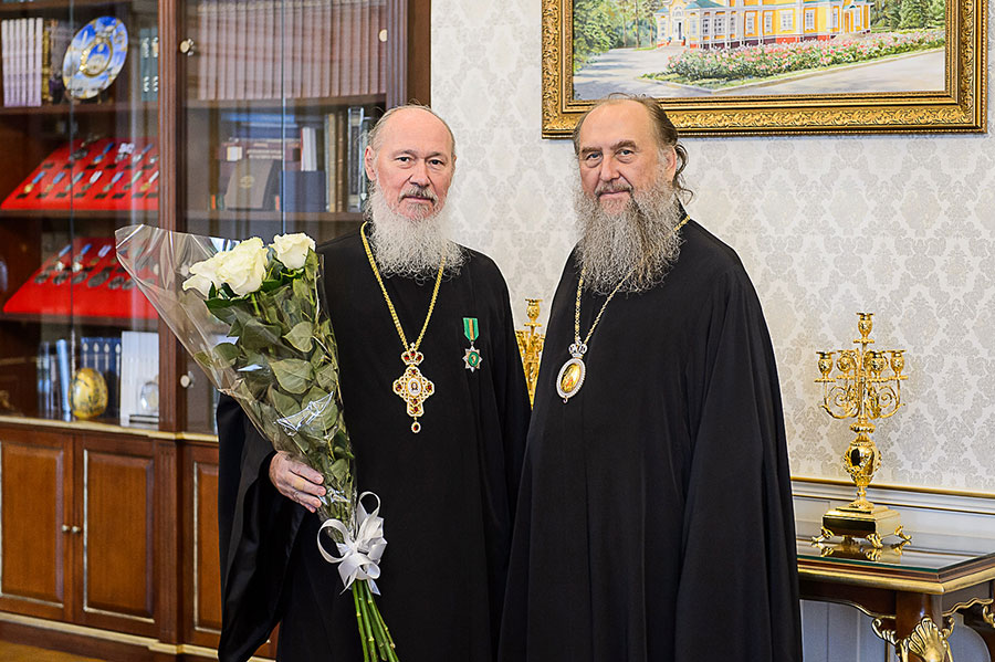 Митрополит Александр поздравил благочинного приходов Алма-Аты протоиерея Валерия Захарова с 45-летием служения в священном сане