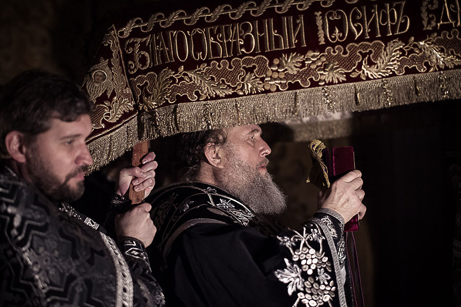 Митрополит Александр совершил вечерню с выносом святой Плащаницы и утреню с чином погребения Спасителя в Софийском соборе Алма-Аты