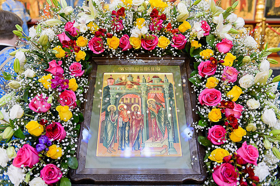 В канун праздника Сретения Господня митрополит Александр совершил всенощное бдение в Вознесенском соборе Алма-Аты