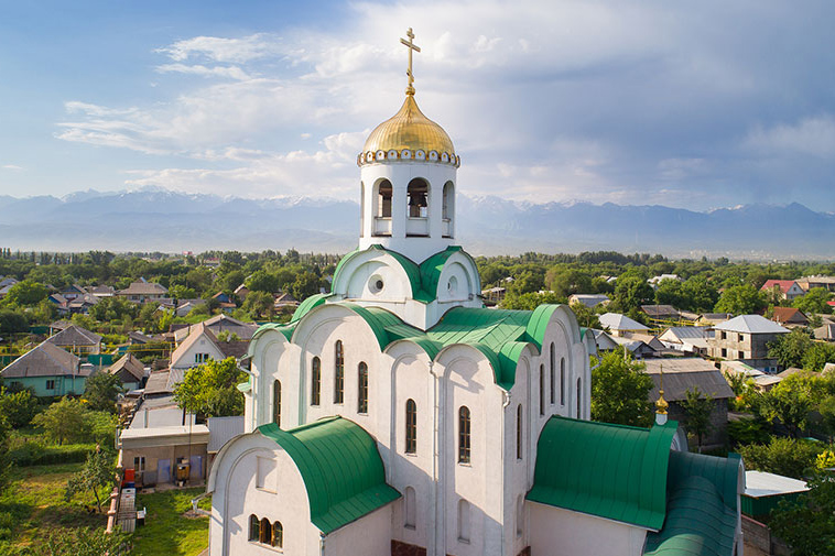 В неделю по Воздвижении Глава Православной Церкви Казахстана совершил Литургию в Успенском храме Алма-Аты