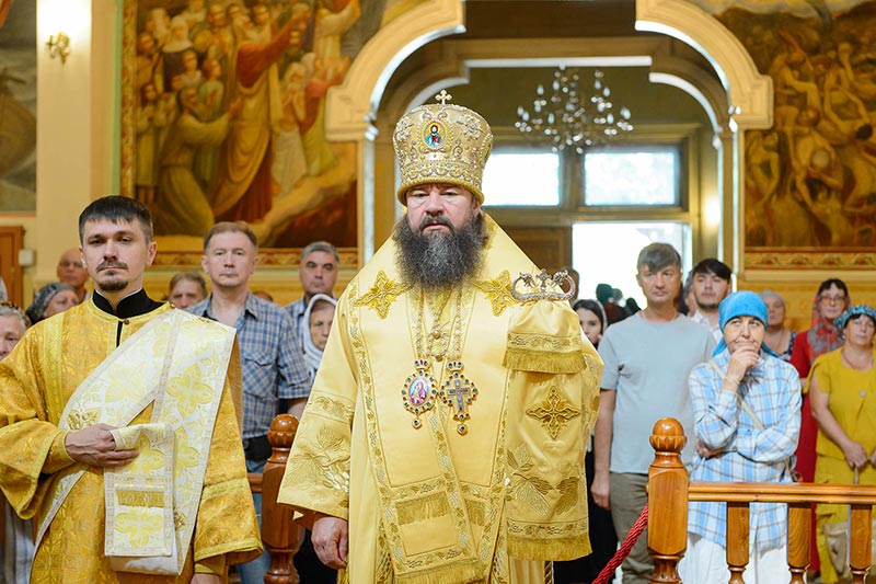 Епископ Талдыкорганский Нектарий возглавил богослужения праздника Пятидесятницы в Троицкой церкви Южной столицы 