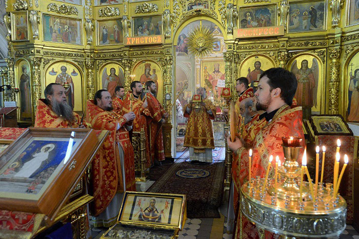 В неделю «о слепом» Глава Православной Церкви Казахстана совершил Литургию в храме Представительства Митрополичьего округа в Москве
