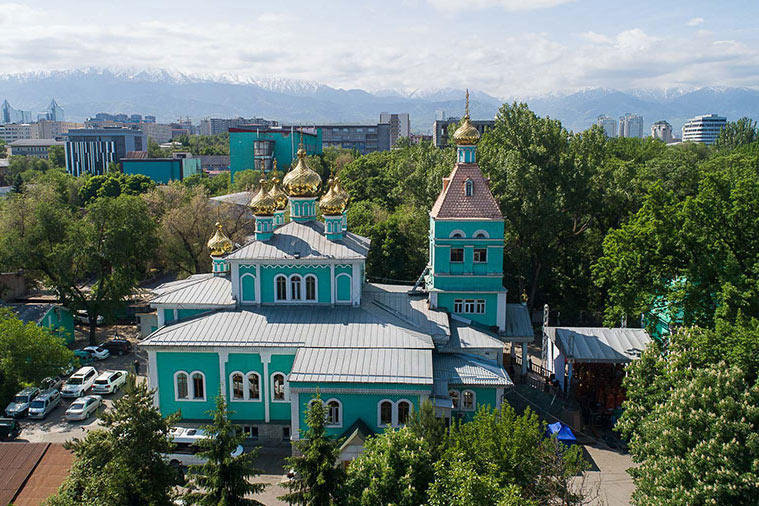 Глава Казахстанского Митрополичьего округа совершил Литургию пасхальным чином в Никольском соборе Алма-Аты
