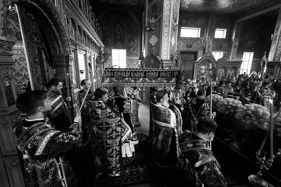 Митрополит Александр возглавил вечерню с выносом святой Плащаницы и утреню с чином погребения Спасителя в Софийском соборе Алма-Аты