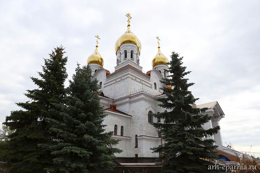 Митрополит Александр ознакомился с ходом строительства Михаило-Архангельского кафедрального собора в городе Архангельске  