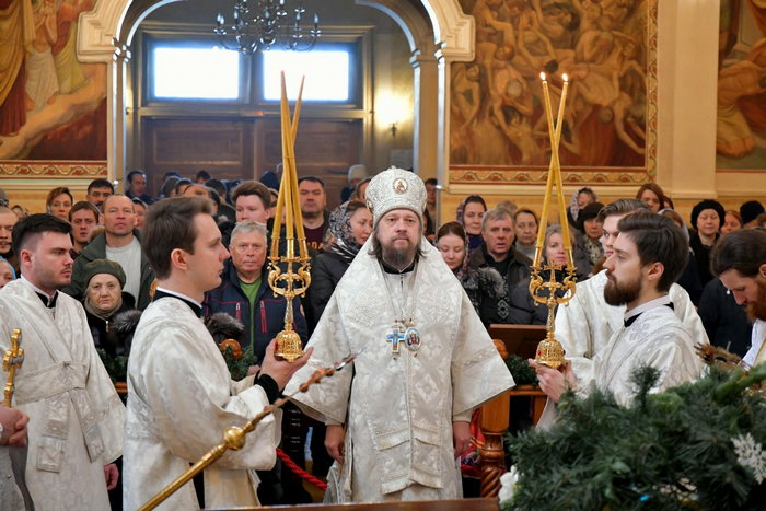 В неделю по Рождестве Христовом епископ Геннадий возглавил служение Божественной Литургии в Никольском соборе Южной столицы