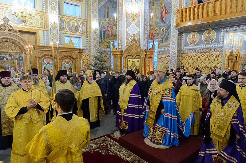Митрополит Александр совершил новогодний молебен в Софийском соборе Алма-Аты